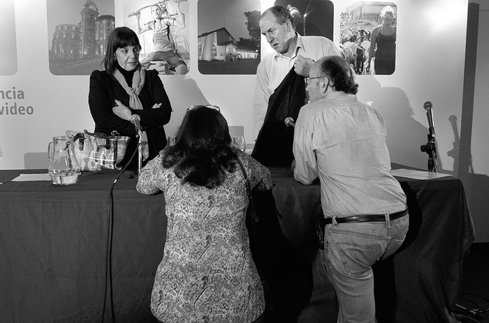 Teresa Aishemberg, gerenta general de la Unión de Exportadores; Ana Olivera, intendenta de Montevideo; Ernesto Murro, ministro de Trabajo y Seguridad Social, y Luis Polakof, moderador de la conferencia, ayer, en la Rural del Prado. Foto: Pablo Vignali