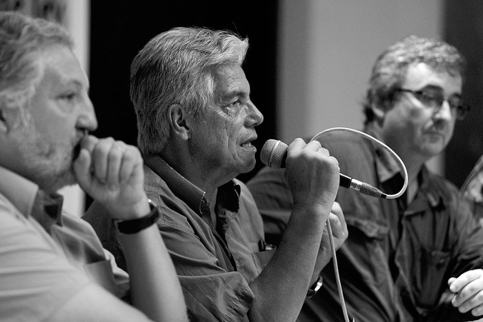 Fernando Tomasina, decano de Facultad de Medicina; Luis Puig, de la Comisión del Trabajo de la Cámara de Diputados; y Fredy
Spontón, del Departamento de Salud Ocupacional de la Universidad de la República, durante la presentación del proyecto de ley de
regulación del trabajo en régimen de turnos, ayer, en la sede del PIT-CNT. Foto: Mauricio Kühne