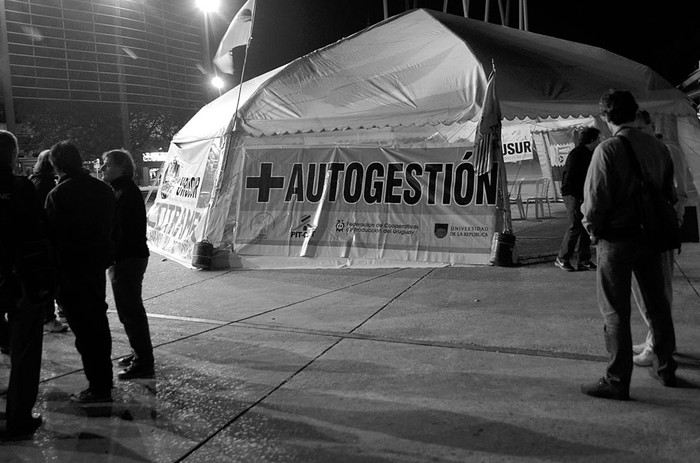 Carpa de la Autogestión, ayer, en la plaza Primero de Mayo. Foto: Pablo Vignali
