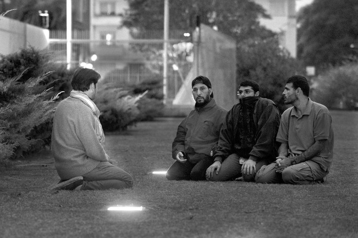 Ahmed Adnana Ahjam, Abdul bin Mohammed bin Abess Ourgy, Abd al-Hadi Faraj y Ali Husein Shaaban, ex presos de Guantánamo, rezan frente a la Embajada de Estados Unidos. Foto: Pablo Porciúncula (archivo, abril de 2015)