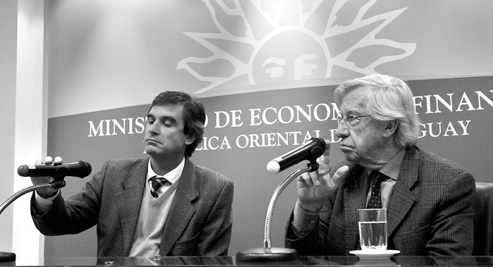 Álvaro García y Danilo Astori en rueda de prensa, ayer, en el Ministerio de Economía y Finanzas. Foto: Federico Gutiérrez