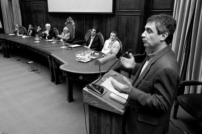 Álvaro García participa en el diálogo sobre el proyecto de ley del Sistema Nacional de Competitividad, ayer, en el Paraninfo de la Universidad. Foto: Sandro Pereyra