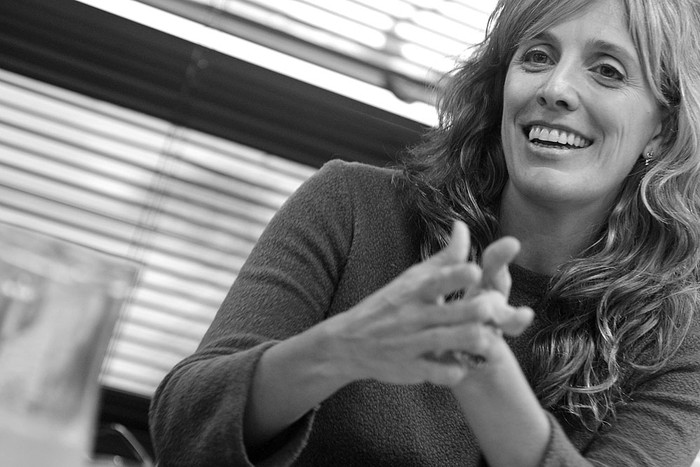 Cynthia Ottaviano durante el conversatorio en la Asociación de la Prensa Uruguaya. Foto: Santiago Mazzarovich