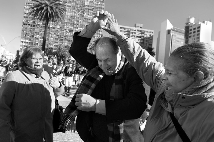 Ernesto Murro, ministro de Trabajo y Seguridad Social, baila con asistentes al acto de entrega de las primeras 1.000 tablets a jubilados del Plan Ibirapitá, el viernes en la plaza Independencia. Foto: Santiago Mazzarovich