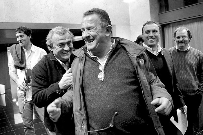 Jorge Larrañaga y Pablo Caram, intendente electo de Artigas, durante el encuentro de los 48 alcaldes de Alianza Nacional, ayer, en el edificio anexo del Palacio Legislativo. Foto: Santiago Mazzarovich