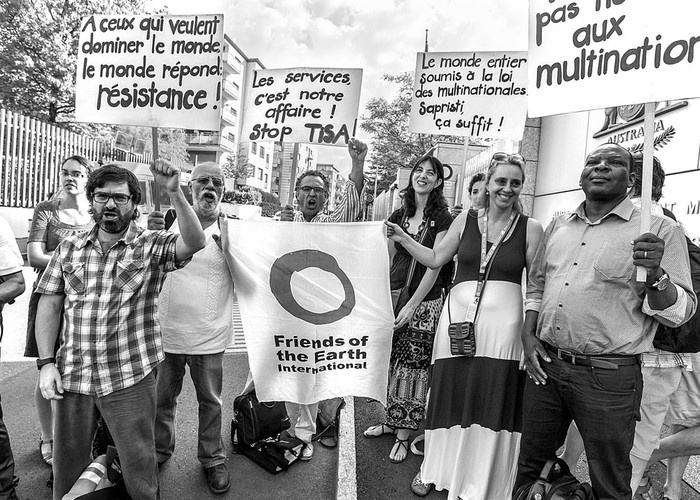 Activistas protestan contra el TISA, ayer, frente a la embajada australiana en Ginebra, Suiza. Foto: Víctor Barro