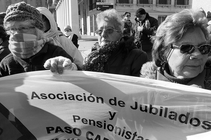 Movilización convocada por la Organización Nacional de Asociaciones de Jubilados y Pensionistas del Uruguay, ayer, frente a la Torre Ejecutiva. Foto: Sandro Pereyra