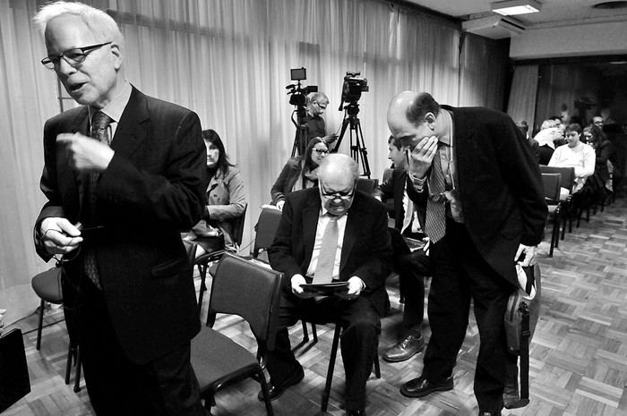 Barry Eichengreen (i) y Enrique Iglesias (c) en las Jornadas Anuales de Economía, ayer, en el Banco Central del Uruguay. Foto: Federico Gutiérrez