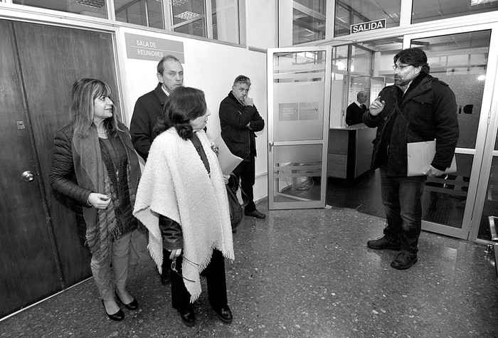 Gabriela Fulco, directora del Sistema de Responsabilidad Penal Adolescente, Ana Olivera, subsecretaria del Ministerio de Desarrollo Social, y Carlos Salaberry, secretario general del Sindicato Único del Instituto del Niño y Adolescente del Uruguay, ayer, en el Ministerio de Trabajo y Seguridad Social. Foto: Federico Gutiérrez