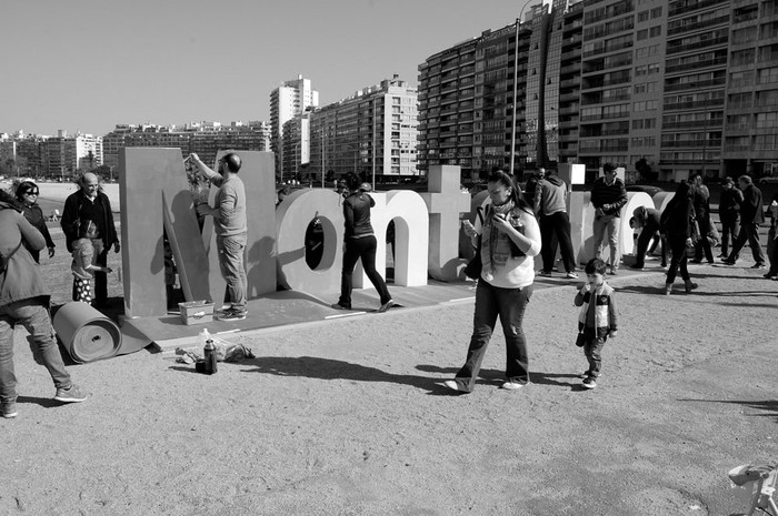 Pintada de las letras de Montevideo, ayer, en Pocitos. Foto: Juan Ignacio Mazzoni, Efe