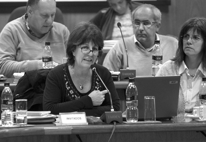 Marisa Lindner, presidenta del Instituto del Niño y Adolescente del Uruguay, ayer, en la Comisión
de Presupuesto del Parlamento. Foto: Santiago Mazzarovich