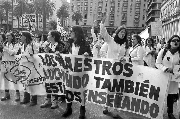 Movilización de maestros en la plaza Independencia. Foto: Federico Gutiérrez (archivo, agosto de 2015)