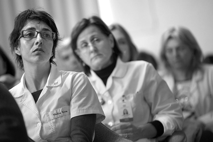 Médicos y trabajadores del Hospital de Clínicas, ayer, durante la conferencia de prensa en el hospital. • Foto: Santiago Mazzarovich