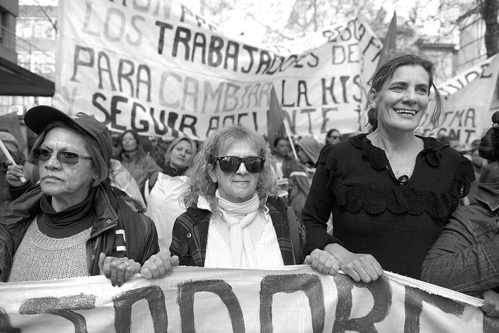Marcha del PIT-CNT, ayer, en Avenida del Libertador. Foto: Santiago Mazzarovich