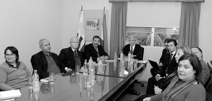 Reunión multisectorial de la Comisión para la Regulación del Consumo de Alcohol, ayer, en la residencia de Suárez. Foto: Walter Paciello, Presidencia