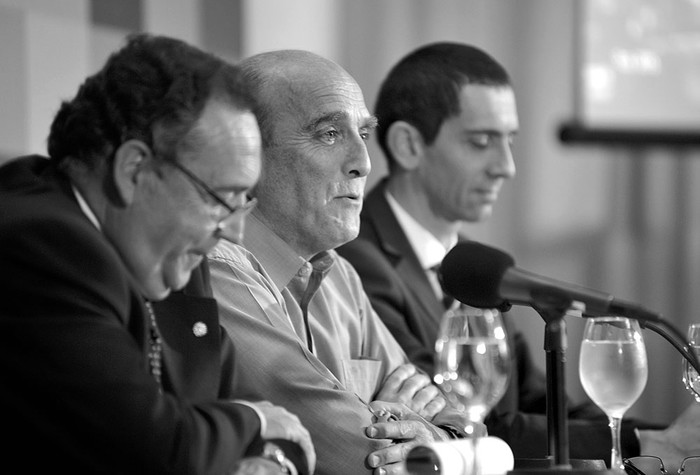 Fernando Nopitsch, Daniel Martínez y Juan Voelker, ayer, durante la presentación del plan
de obras de la Intendencia de Montevideo. Foto: Federico Gutiérrez