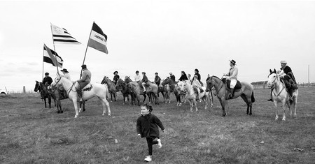 Jinetes que participaron en el desfile inaugural de la Colonia Reglamento de Tierras de 1815 y por los 200 años del Reglamento Artiguista, el sábado, en el kilómetro 162 de la ruta 6, en Florida. Foto: Sandro Pereyra Jinetes que participaron en el desfile inaugural de la Colonia Reglamento de Tierras de 1815 y por los 200 años del Reglamento Artiguista, el sábado, en el kilómetro 162 de la ruta 6, en Florida. Foto: Sandro Pereyra