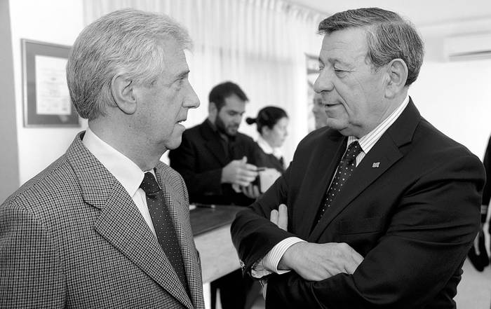 Tabaré Vázquez y Rodolfo Nin Novoa, el lunes, en la partida a Francia. Foto: Alvaro Salas, Presidencia