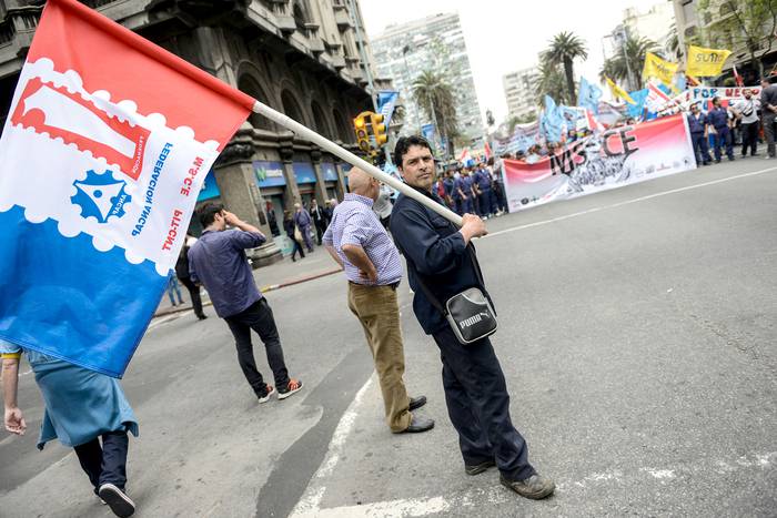 Manifestante de Fancap durante una movilización de la Mesa Sindical Coordinadora de Entes (archivo, octubre de 2015). · Foto: Santiago Mazzarovich / adhocFOTOS