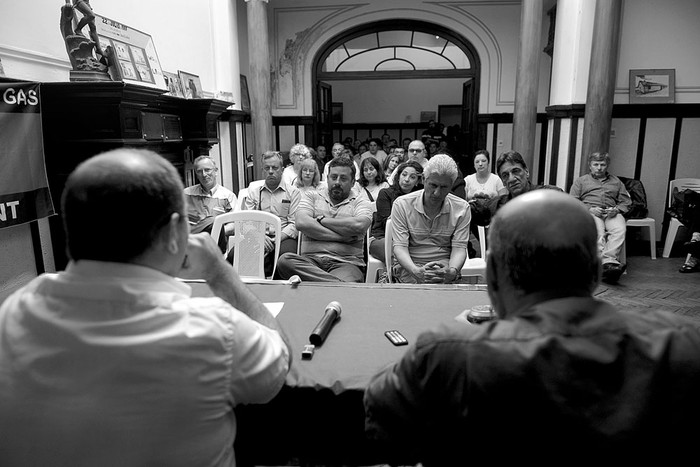 Asamblea de la Unión Autónoma de Empleados y Trabajadores de la Compañía del Gas, ayer, en el local sindical. Foto: Santiago Mazzarovich