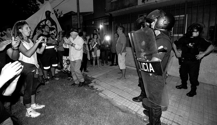 Escrache al coronel retirado Carlos Rossel Argimón, ayer, en el barrio Atahualpa. Foto: Federico Gutiérrez