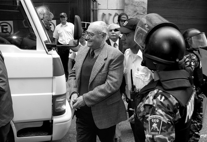 José Gavazzo se retira, luego de ser procesado, del juzgado de la calle Misiones. Foto: Fernando Morán (archivo, noviembre de 2006