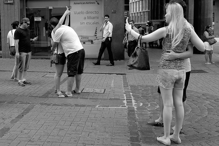 Turistas en la Ciudad Vieja, ayer. Foto: Pablo Vignali