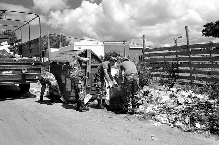 Militares recogiendo basura en Montevideo, el lunes. Foto: Efe, Ejército Nacional