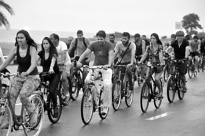 Bicicleteada del colectivo Masa Crítica Montevideo, ayer en la rambla de Punta Carretas. Foto: Federico Gutiérrez