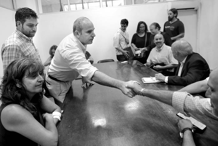 Reunión de trabajadores, padres de alumnos y autoridades del colegio José Pedro Varela,
el viernes en la Dirección Nacional de Trabajo. Foto: Santiago Mazzarovich