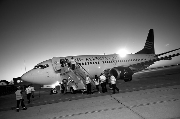 Avión de Alas U en el aeropuerto de Carrasco. Foto: Nicolás Celaya (archivo, marzo de 2015)