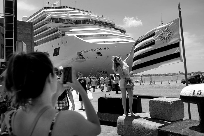 El crucero Costa Fascinosa, ayer en el puerto de Montevideo. Foto: Pablo Vignali