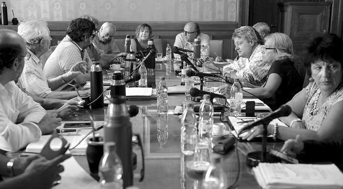 Reunión de la bancada de Senadores del Frente Amplio, ayer, en el Palacio Legislativo. Foto: Santiago Mazzarovich