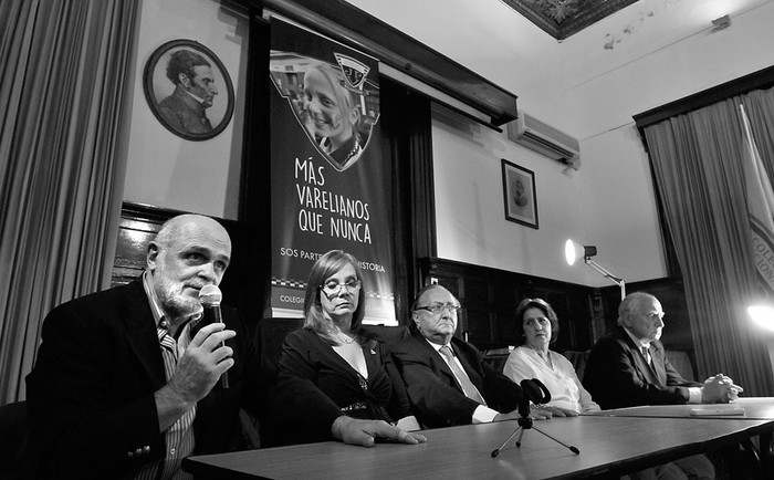 Conferencia de prensa de la Comisión Interina del Colegio Nacional José Pedro Varela,
ayer, en la sede del instituto.Foto: Federico Gutiérrez