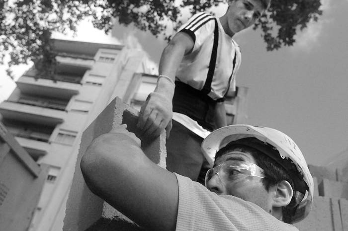 Trabajos de construcción en el barrio Cordón. Foto: Pablo Nogueira (archivo, marzo de 2014)