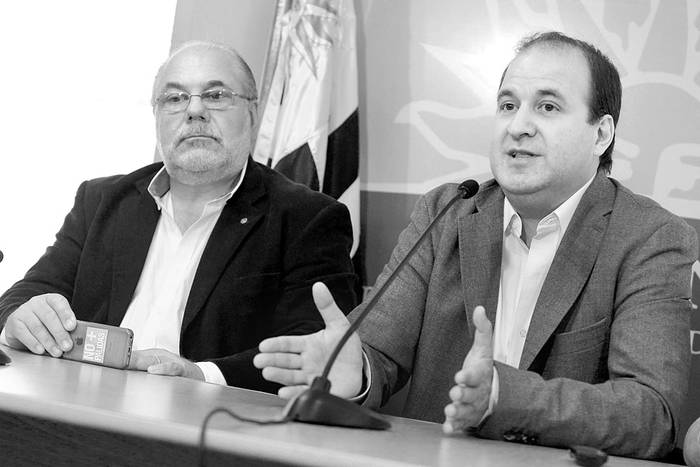 Alfredo Toledo y Julio Trostchansky, ayer, en la residencia Suárez. Foto: Santiago Mazzarovich