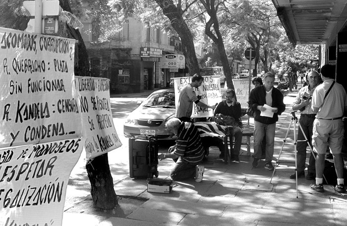 La radio comunitaria La Kandela hace un programa, ayer, frente a la Ursec. Foto: s/d de Autor