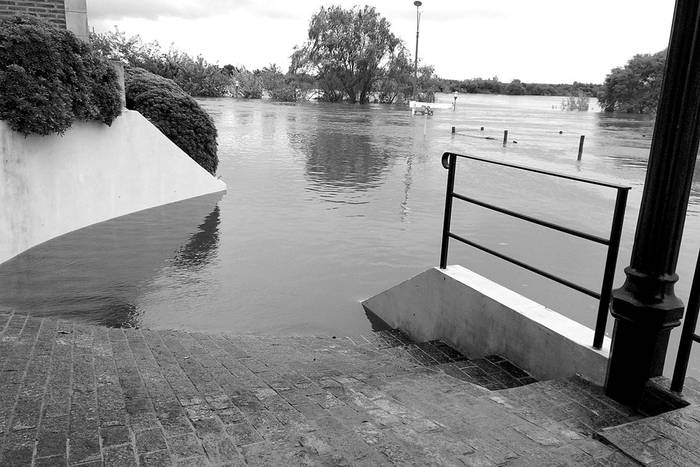 Río San Salvador, sobre la rambla de Dolores, ayer. Foto: Santiago Mazzarovich