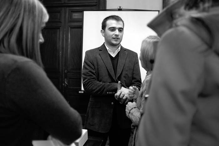 Óscar Montañez durante la presentación de la aplicación GURI Familia, ayer,
en el Consejo de Educación Inicial y Primaria. Foto: Pablo Vignali