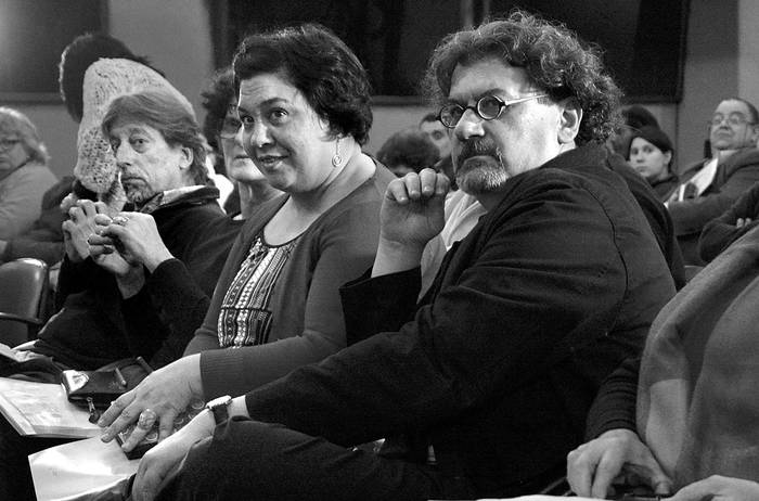 Cecilia Motonte (c), de la Unidad de Estudios Cooperativos de la Udelar, y Hernán Thomas (d), director del Instituto de Estudios sobre la Ciencia y la Tecnología de la Universidad de Quilmes, ayer, en la Intendencia de Montevideo. Foto: Virginia Martínez Díaz