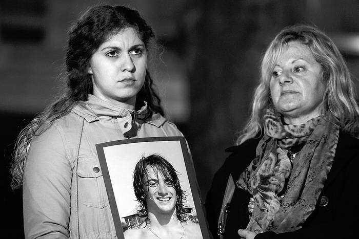 Familiares de los presos fallecidos en la cárcel de Rocha en el acto por el sexto aniversario de la tragedia, el viernes, en la plaza Cagancha.
Foto: Santiago Mazzarovich