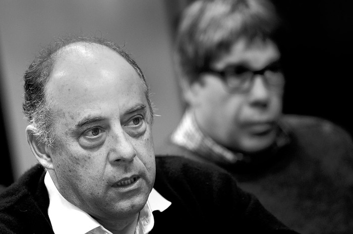 Gonzalo Pérez y Fernando Gambera, en rueda de prensa, ayer, en la sede de la Asociación
de Empleados Bancarios del Uruguay. Foto: Pablo Vignali