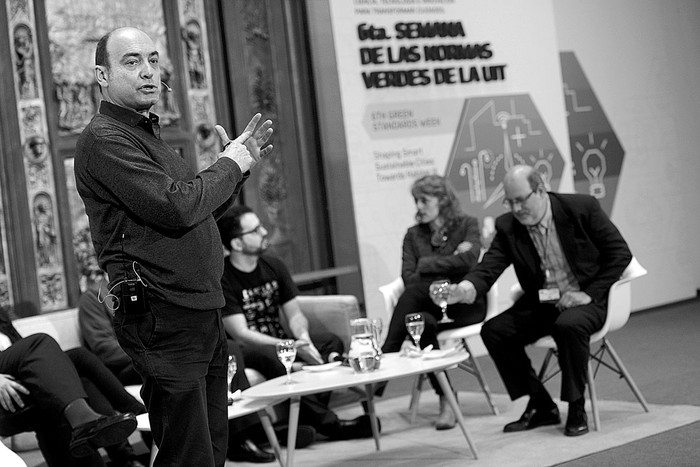 Néstor Sosa en el Segundo Encuentro de Ciudades Inteligentes, ayer, en la Intendencia
de Montevideo. Foto: Santiago Mazzarovich