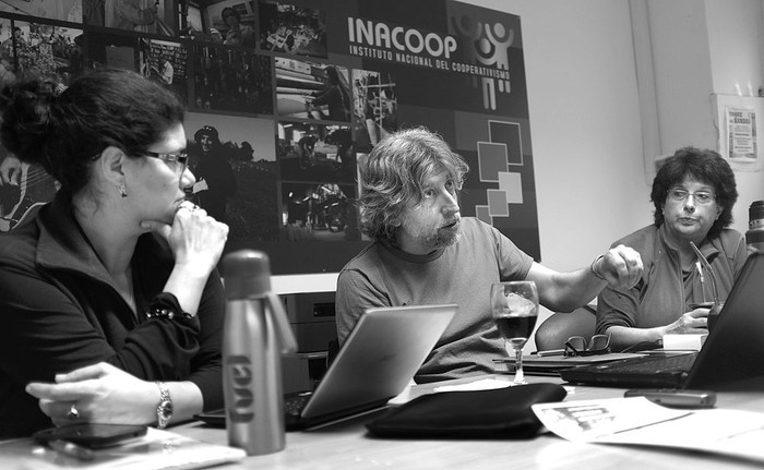 Andreína Moreira, Carlos Aulet y Helena Almiratti en el Instituto Nacional de Cooperativismo. Foto: Pablo Vignali