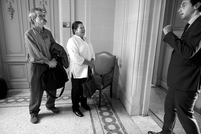 Integrantes de Madres y Familiares de Detenidos Desaparecidos, ayer, en la Suprema Corte de Justicia. Foto: Santiago Mazzarovich