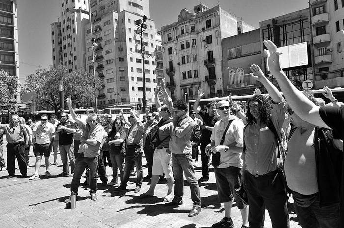 Asamblea de los trabajadores de las cooperativas del transporte, ayer, en la explanada de la Intendencia de Montevideo. Foto: Federico Gutiérrez