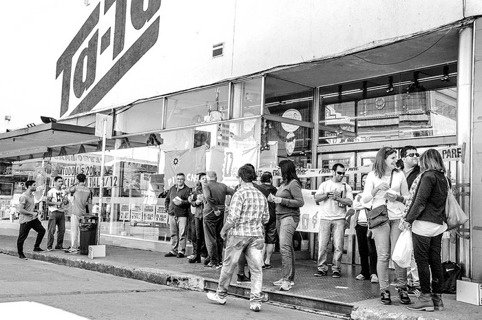 Trancazo en el supermercado Ta-Ta de la ciudad de Minas, el sábado. Foto: Guillermo García Huerta