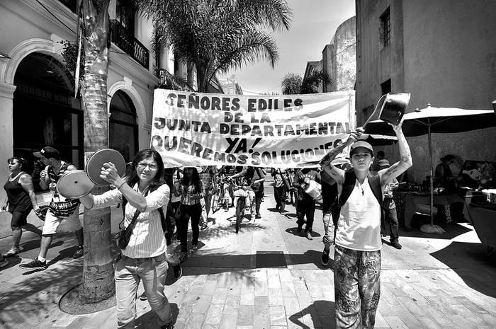 Marcha de artesanos de la Ciudad Vieja, ayer, en la peatonal Sarandí. Foto: Federico Gutiérrez