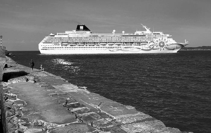 Un crucero entra en el puerto de Montevideo, el 7 de enero. Foto: Iván Franco