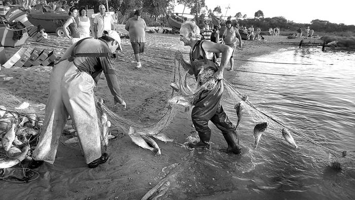 Pescadores artesanales en la playa La Colorada, Montevideo. Foto: Iván Franco (archivo, diciembre de 2010)